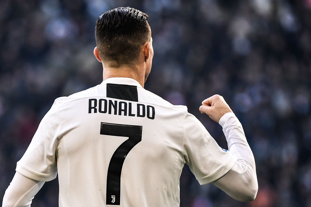 尤文险胜葡萄牙，范佩西完成帽子戏法