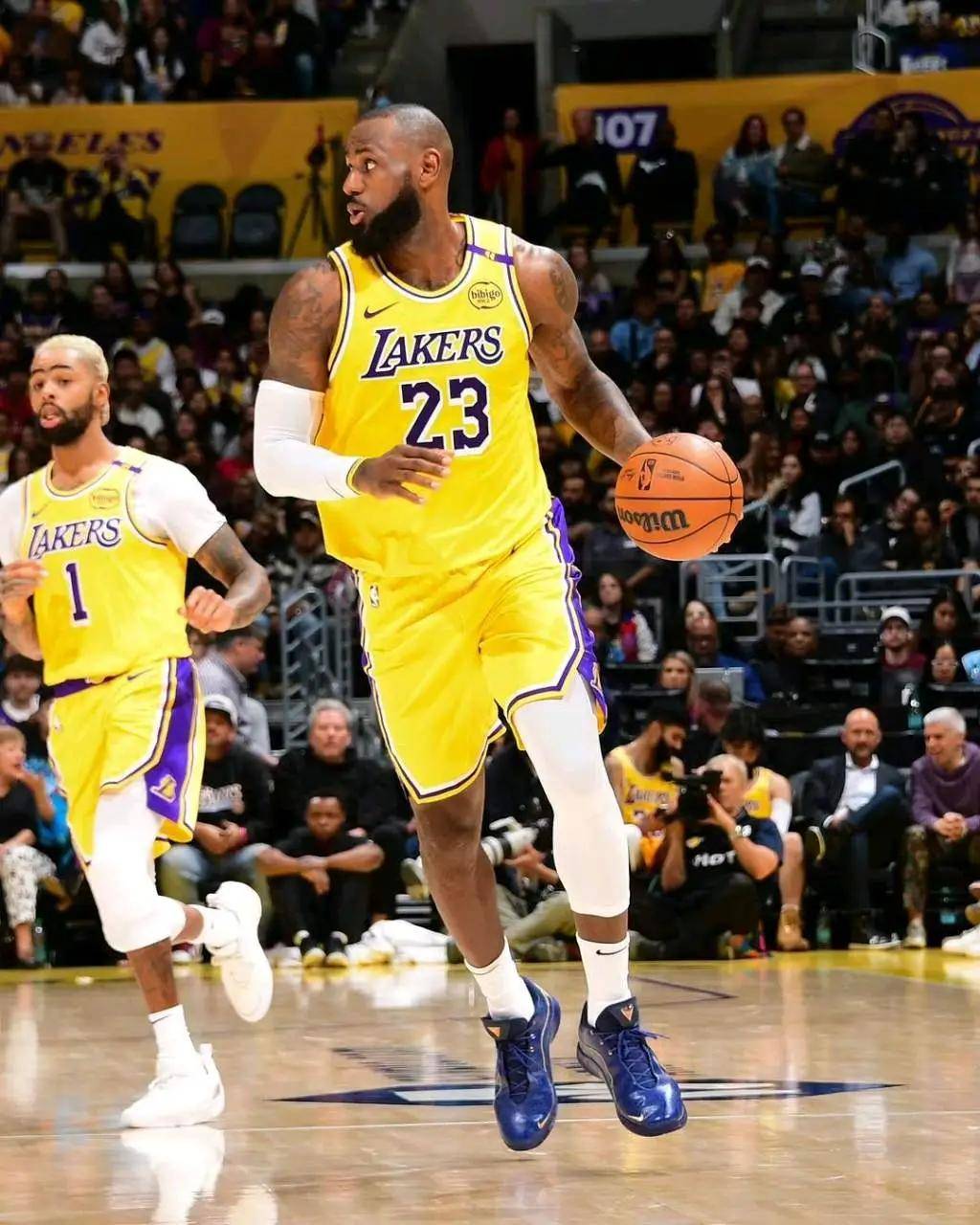 湖人击败老鹰，詹姆斯全场高效贡献26分