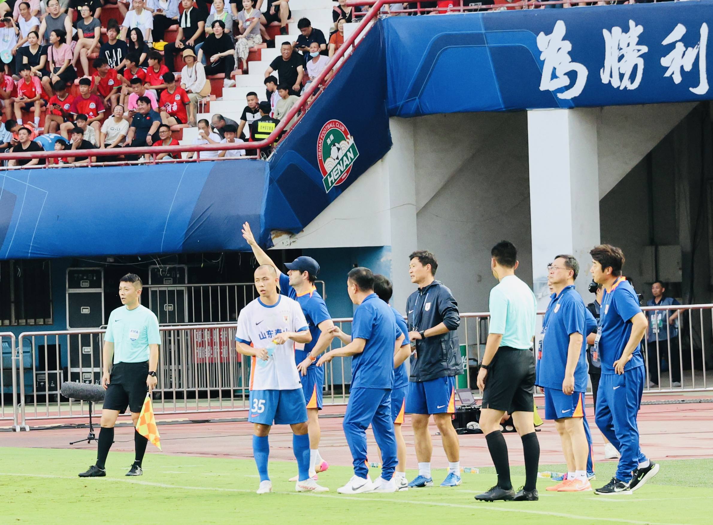 裁判误判引争议，比赛胜负存疑