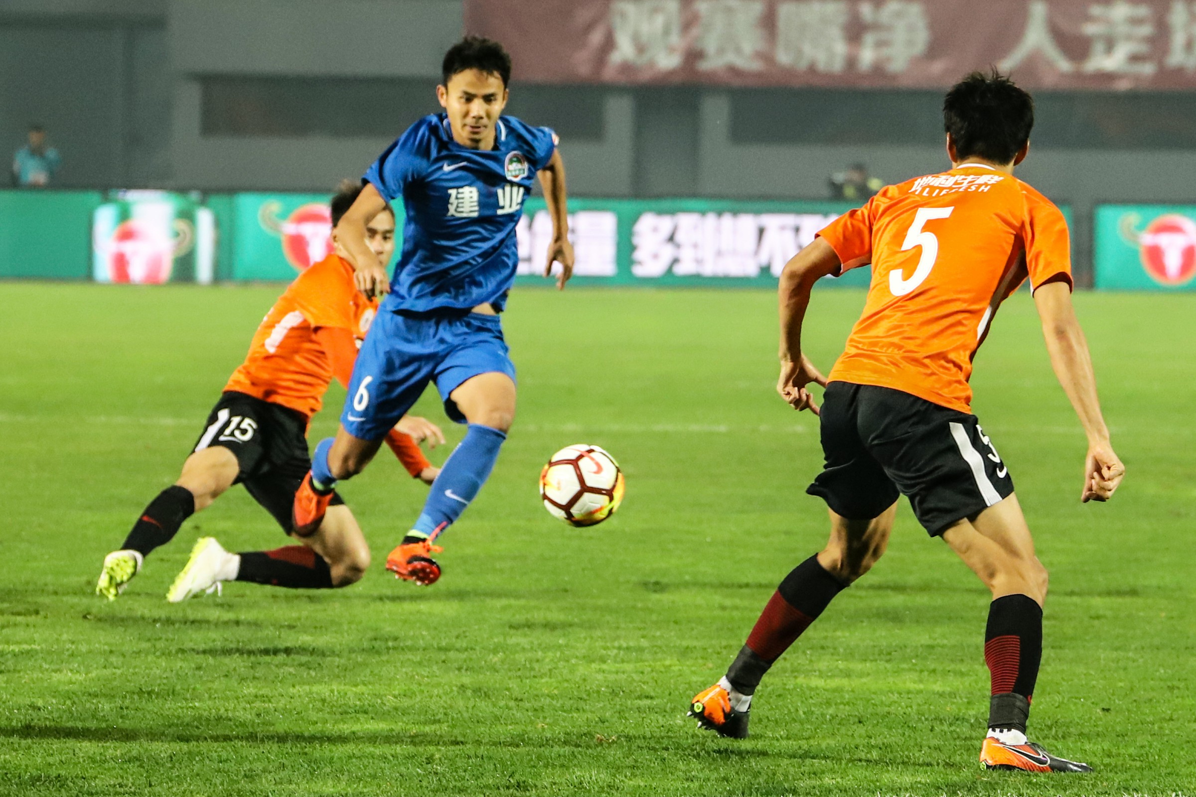 河南建业客场不敌河北华夏幸福，寻找抢分机会的简单介绍