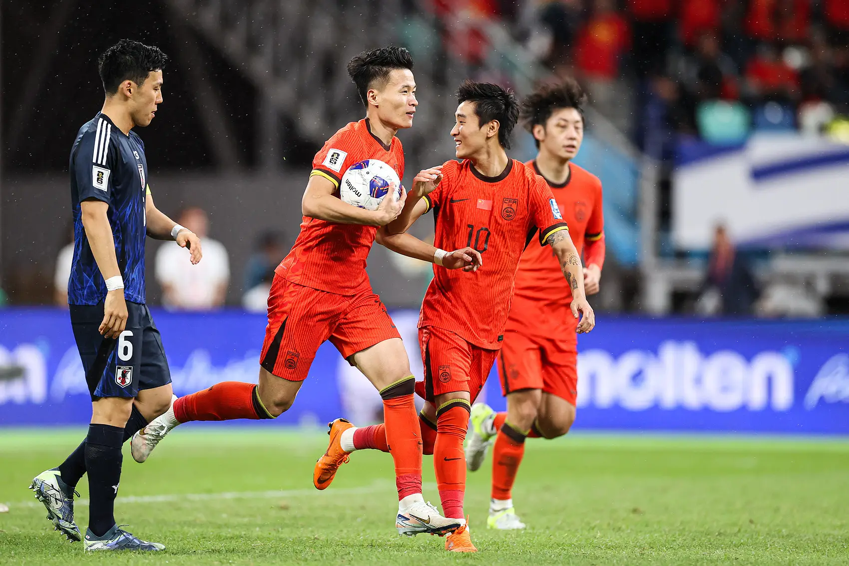 高水平足球对决掀起球迷热潮的简单介绍