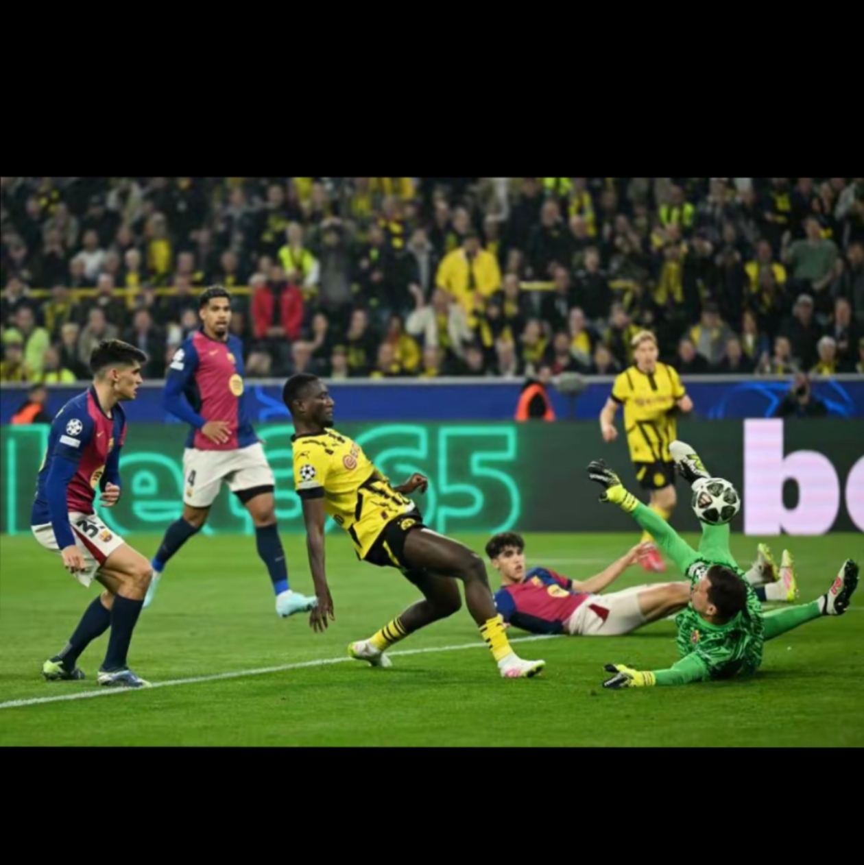 开云体育直播-欧洲足球赛场火花四射，球员斗志昂扬冲锋陷阵