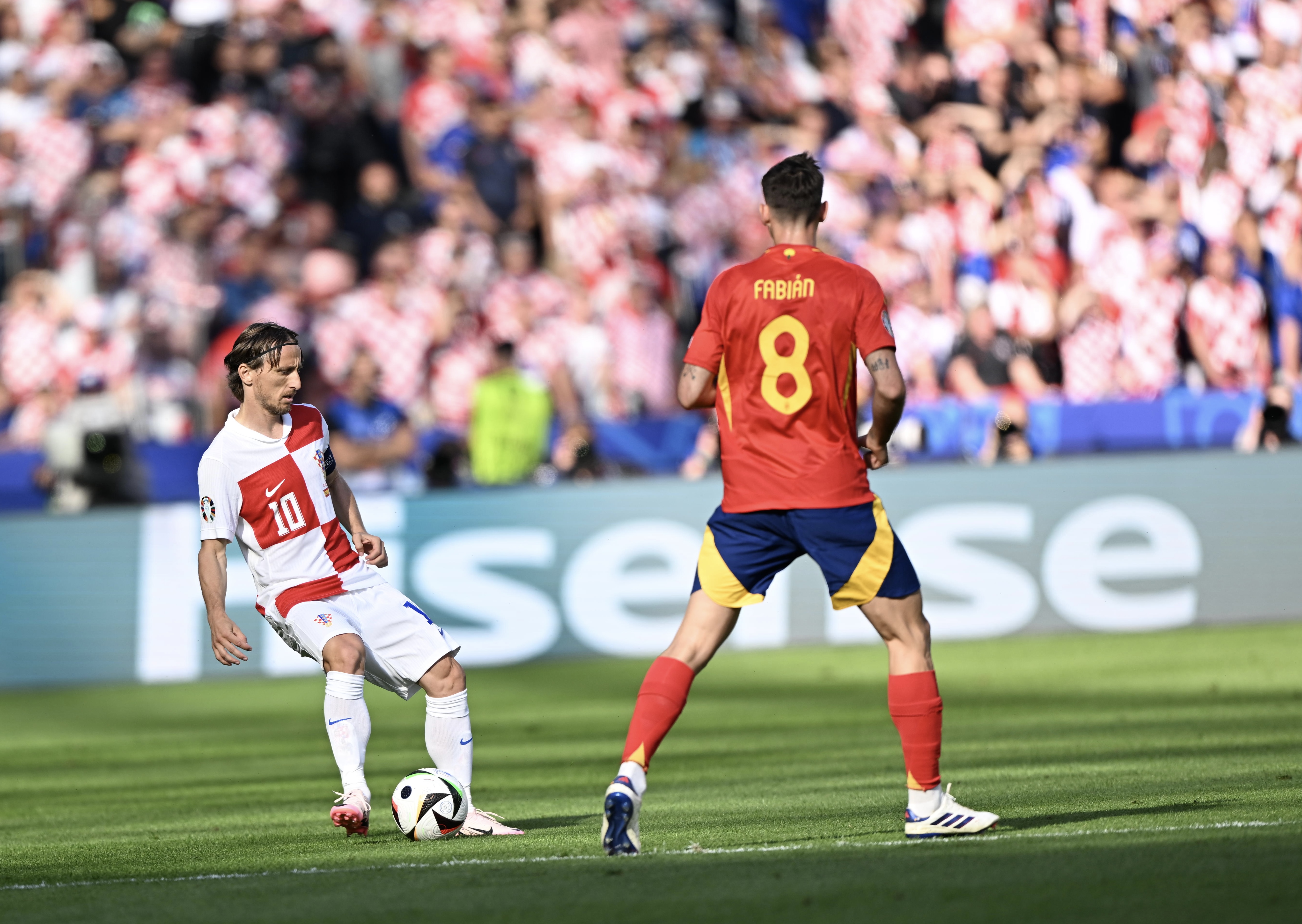 欧洲足球赛场火花四射,球员斗志昂扬冲锋陷阵 欧洲足球赛场火花四射,球员斗志昂扬冲锋陷阵