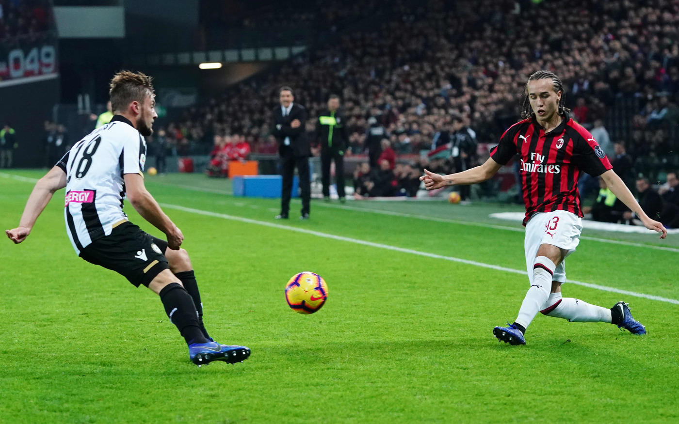 罗马惨遭沙尔克绝杀，表现不尽如人意引发争议的简单介绍