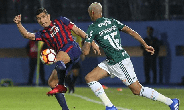 包含海地足球协会与政府合作，共同推动足球扶贫计划的词条