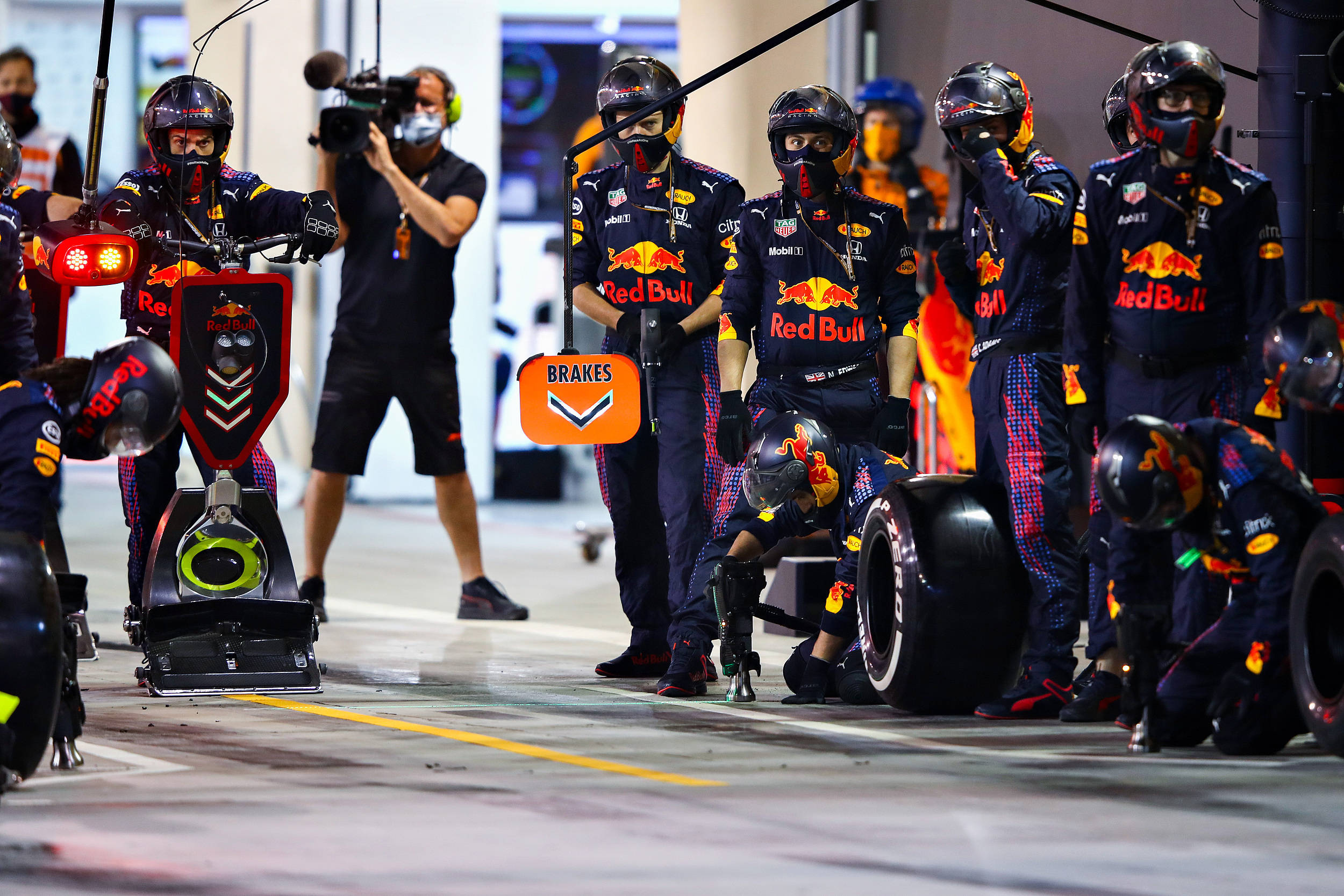 包含威廉姆斯翻盘红牛二队，汉密尔顿带队取胜的词条