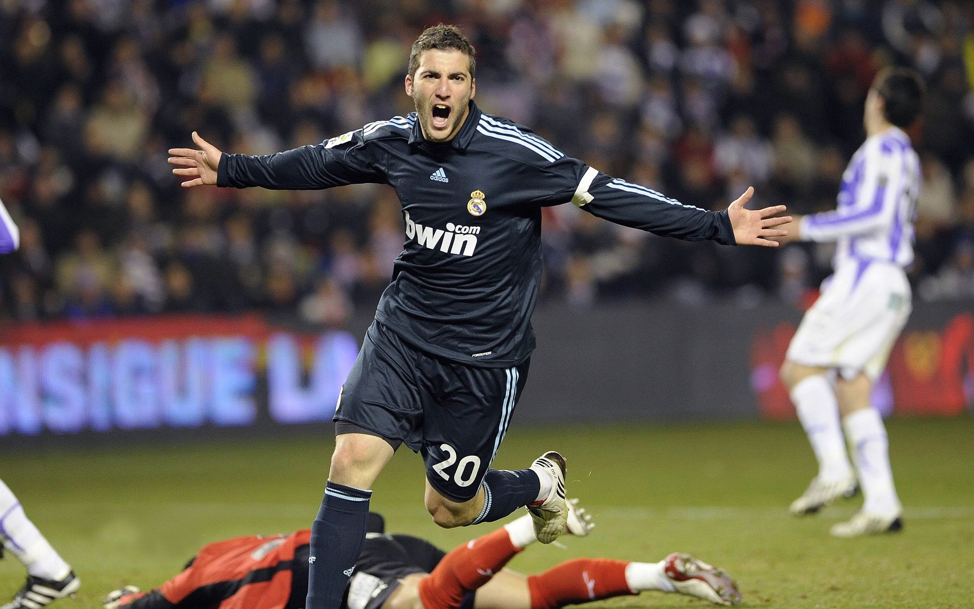 南美风暴眼，秘鲁打穿乌拉圭防线，阿劳霍一锤定音成关键先生